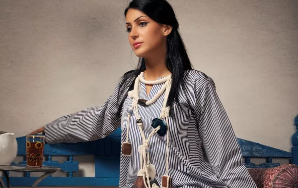 حبال المكرمية تزين أزياء السعودية منى أبو الفرج