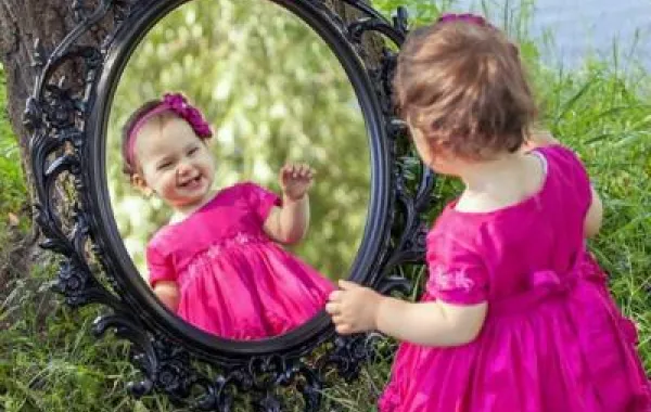 أطرف صور الأطفال أمام المرايا!
