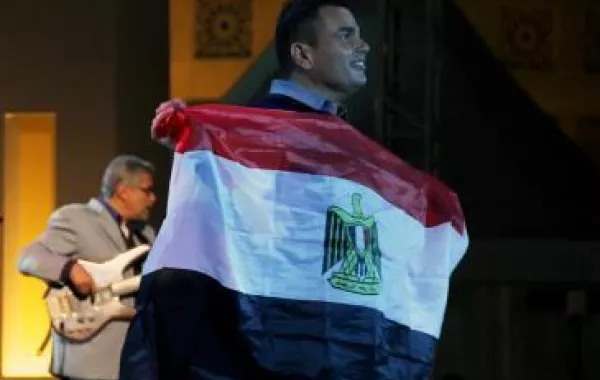 نجوم مصر ينبذون الفتنة الطائفية