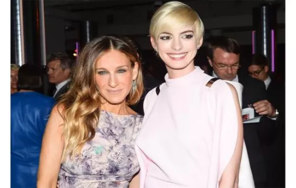 Anne Hathaway تحتفل بإطلالتها المتجددة