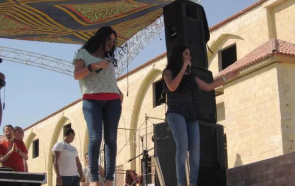 بالصور: نجلا ونورلين من رأس سدر للسخنة في شم النسيم