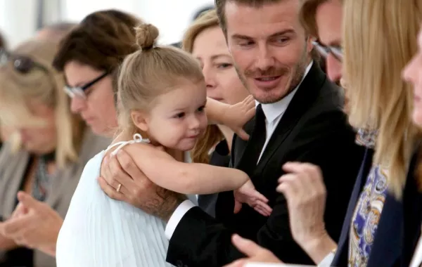ابنة Victoria Beckham تسرق الأضواء منها خلال عرضها مجموعتها