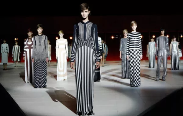 مارك جايكوبز يؤجل عرض مجموعته لهذا الموسم ..