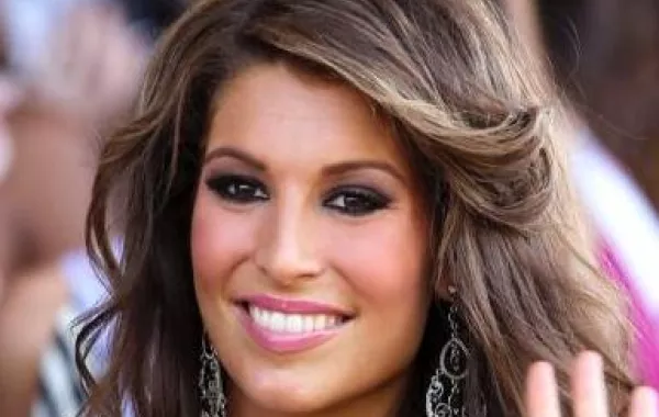 ملكة جمال فرنسا 2011 تدافع عن صورها غير اللائقة