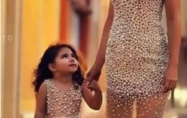 أمٌ وطفلة وإطلالة متشابهة ومميّزة