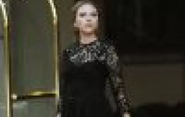 Scarlett Johansson  وقصَّة عشق متجددة مع اللون الأسود