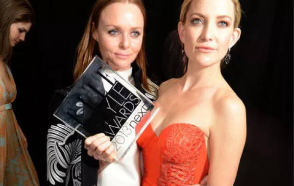 ستيلا مكارتني تفوز بجائزة أفضل مصممة عالمية