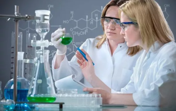 فتاتان جامعيتان تواجهان الأمراض بتقنية النانو