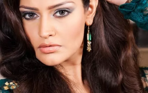 التموُّجات العريضة لمظهر بوليووديّ