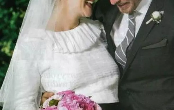 تزوجت درو باريمور Drew Barrymore في 2 حزيران/يونيو