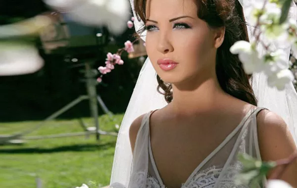 نجمات بثوب الزفاف