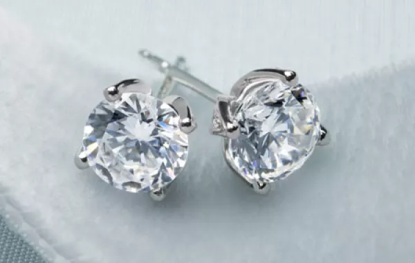 مجوهرات Monique Lhuillier الخاصة بالعروس!