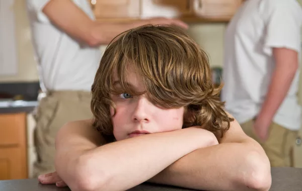 أبي يحاصرني بأبناء أصدقائه وزملائه!