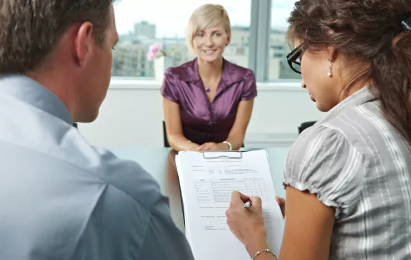 كيف تتفوقين في الأسئلة الثلاثة الحقيقة في مقابلات العمل؟