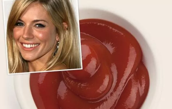 Sienna Miller تثبّت لون شعرها بالكاتشب!
