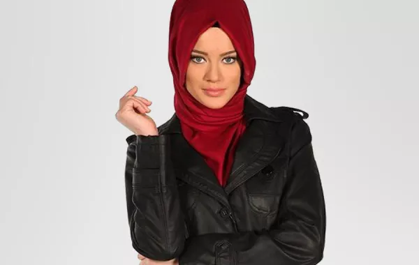 الجلد لأناقة شتوية بالحجاب