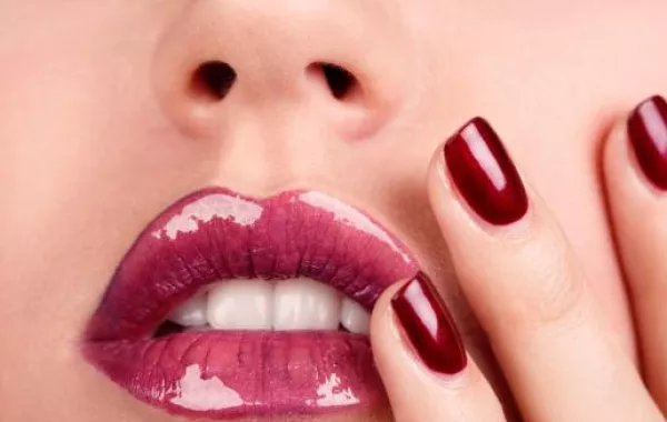 الكركديه لشفاه ورديَّة طبيعيَّة