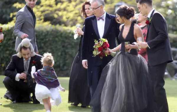 هل سترتدين فستان زفاف أسود كما فعلت Shenae Grimes