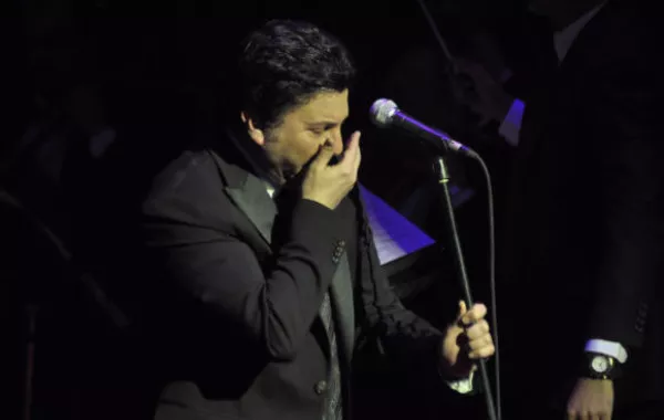 هاني شاكر يحتفل بعيد الحب بالدموع