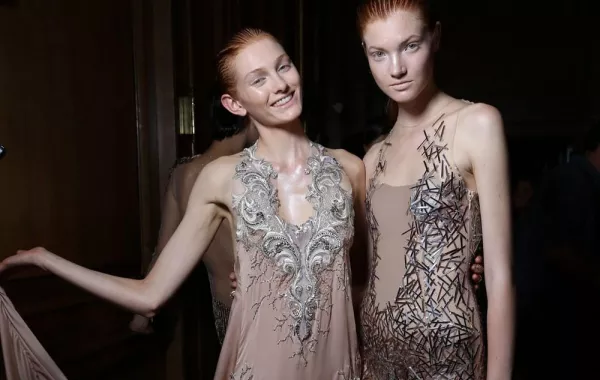كوني معنا خلف كواليس عرض Julien Macdonald