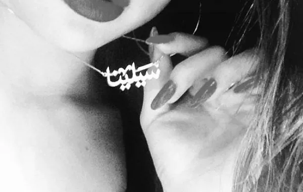 Selena Gomez ترتدي اسمها بالعربي من أجل دبي