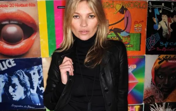 Kate Moss تحارب علامات التقدّم بالسنّ بالثلج والخيار