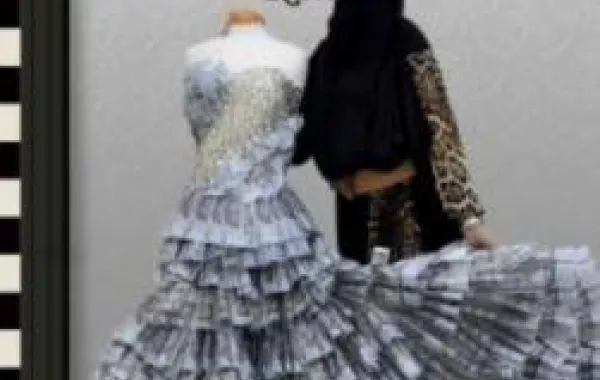 سعوديّة تصمّم فستاناً من النقود احتفالاً باليوم الوطني
