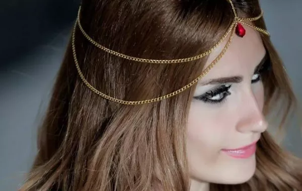في العيد... زيّني شعرك بالاكسسوارات الشرقيّة