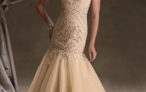 أناقة العروس ووالدتها في حفل الزفاف