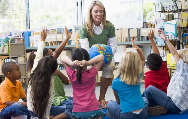 كمعلمة، كيف تتعاملين مع طفل كثير الحركة خلال النشاط الصفي؟ 