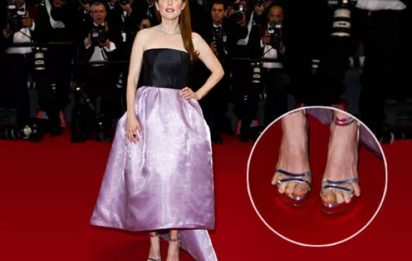حذاء julianne moore يحرجها على السجادة الحمراء!