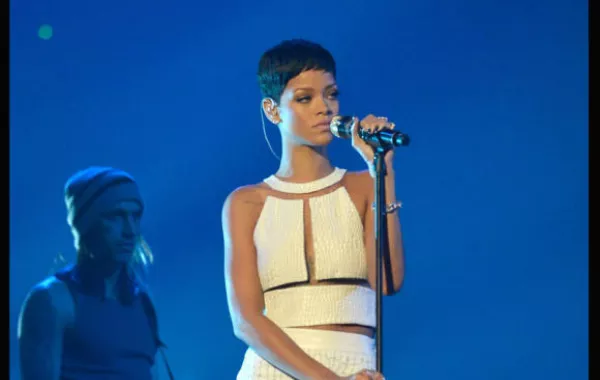 ريهانا تعرض مجموعتها في أسبوع لندن للموضة