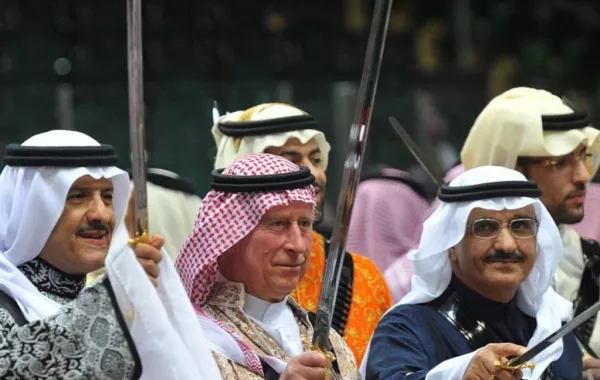 بالصور: الأمير تشارلز يرقص بالزي السعودي