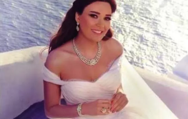 آخر إطلالات النجمات بفساتين الزفاف