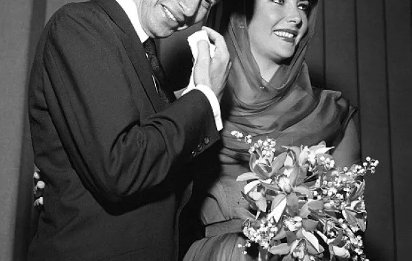 فساتين زفاف أيقونة الجمال Elizabeth Taylor 