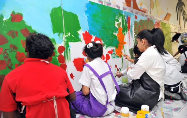 طلبة راشد يرسمون جدارية عالمية