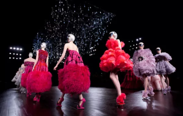 دار "الكسندر مكوين" تغيب عن عروض أسبوع الموضة