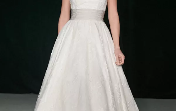 هل تعرّفت إلى فساتين الزفاف بأكمام الـ Cap؟