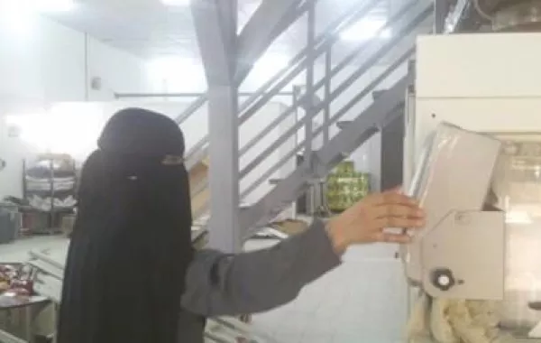 أول سعودية تشغّل الآلات الثقيلة في الدمام