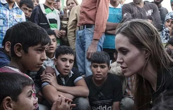 بمناسبة اليوم العالمي للاجئين Angelina  تطّلع على أحوال السوريين