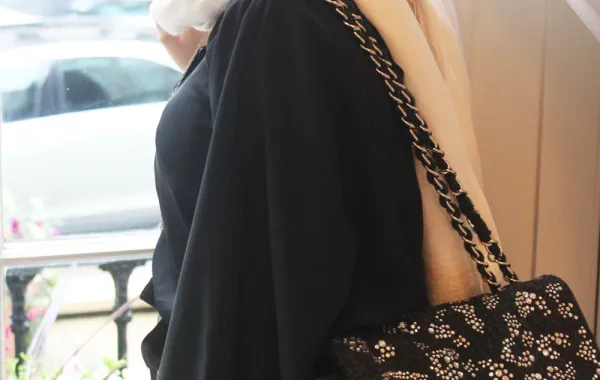 ما علاقة المرأة السعودية بالحقائب؟