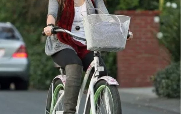 نجوم هوليوود على درّاجاتهم الهوائية 