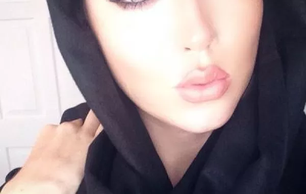 بالصور: روزي صوفي أجمل مسلمة بريطانية