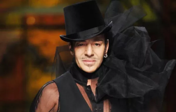 عالم الموضة يفتح أبوابه من جديد للمصمّم جون غاليانو