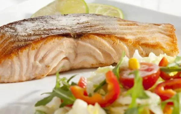 سلطة السلمون المنعشة والمغذّية