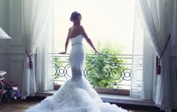 فساتين زفاف يزيّنها ذيل طويل!