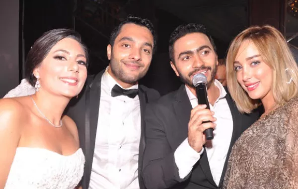 تامر حسني يحتفل مع بسمة بوسيل بزفاف صديقه