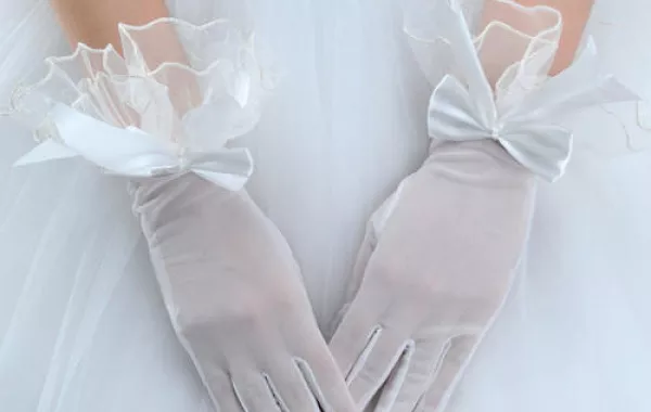 ارتدي القفازات نهار زفافك!