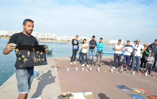 رسام تشكيلي يوزع لوحاته مجانا