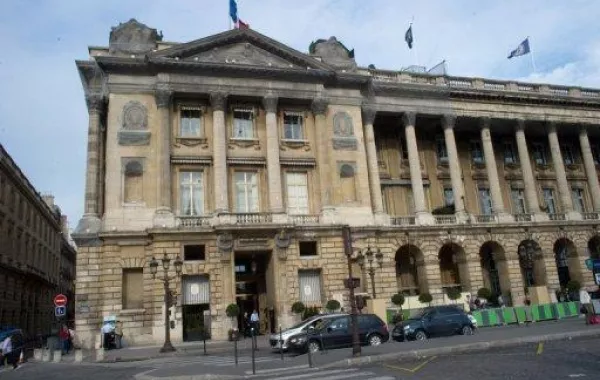 فندق "لو كريون" يعرض أُثاثه للبيع